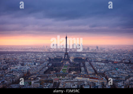 El paisaje urbano de París chapados en rosa en el atardecer. Vista aérea de París y la Torre Eiffel, Champs de Mars, la Plaza del Trocadero y La Defense