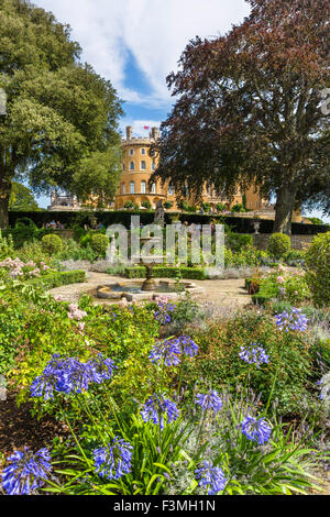 Los jardines en el Castillo de Belvoir, una casa solariega en Leicestershire, Inglaterra, Reino Unido. Foto de stock