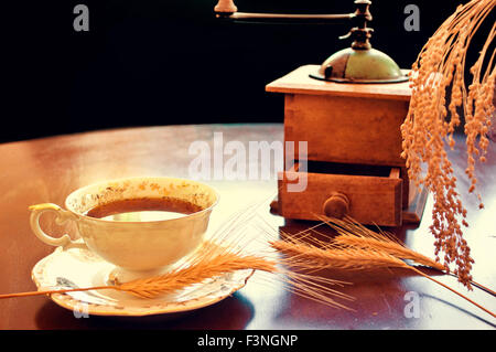 https://l450v.alamy.com/450ves/f3ngnp/en-porcelana-antigua-taza-de-cafe-sobre-la-mesa-y-el-viejo-molino-de-cafe-molino-vintage-instagram-fotografia-f3ngnp.jpg