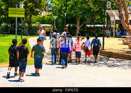 Los niños hispanos disfrute de un día en el museo de La Brea Tar Pits en Hancock Park Los Angeles Foto de stock