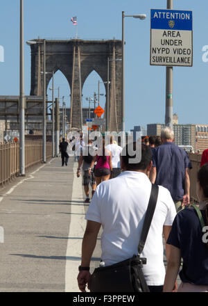 La gente en el puente de Brooklyn, Manhattan, Ciudad de Nueva York, Nueva York, EE.UU. Foto de stock