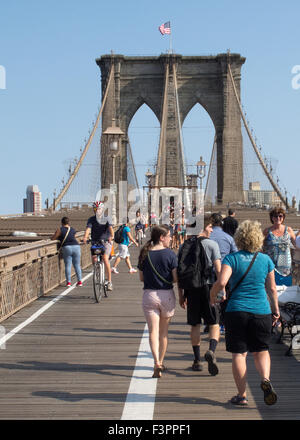 La gente en el puente de Brooklyn, Manhattan, Ciudad de Nueva York, Nueva York, EE.UU. Foto de stock
