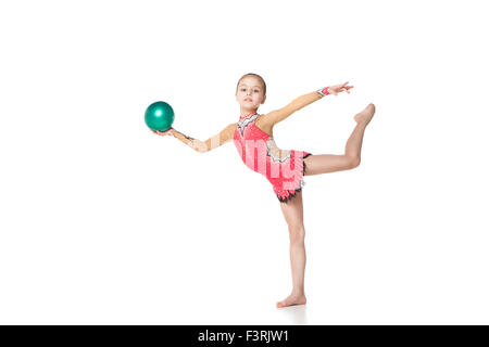 Pretty Little Girl haciendo gimnasia con una bola sobre fondo blanco. Foto de stock