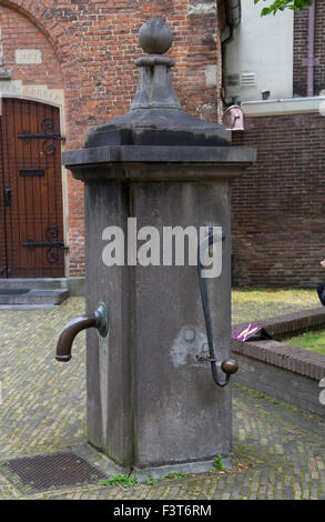 Grifo de agua pública en el Begijnhof, Ámsterdam, Países Bajos. Foto de stock