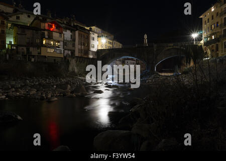 El río Sesia, noche, Varallo Foto de stock