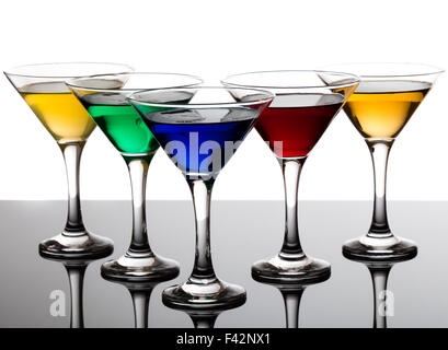 Cócteles de color en copas de martini