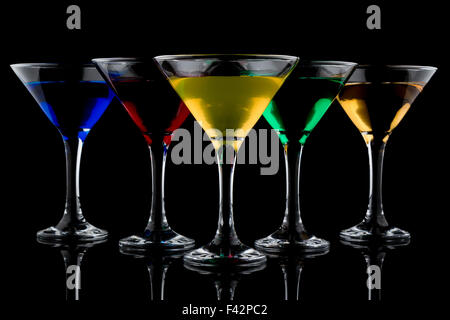 Cócteles de color en copas de martini