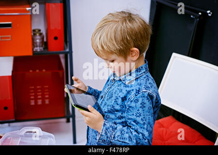 Niño jugando en interiores Foto de stock