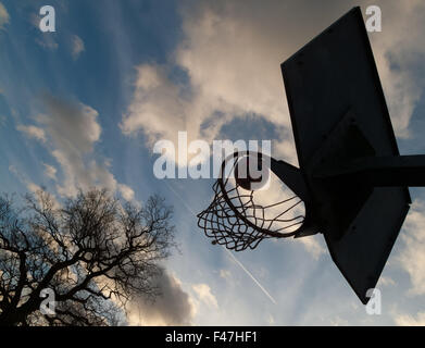 La bola va en el baloncesto / baloncesto hoop Foto de stock