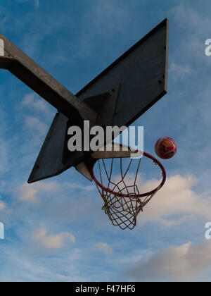 La bola va en el baloncesto / baloncesto hoop Foto de stock