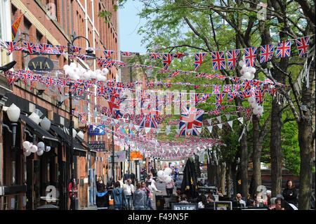 Parte bunting en Canal Street en el corazón de Manchester, Gay Village para celebrar la boda de William y Kate.
