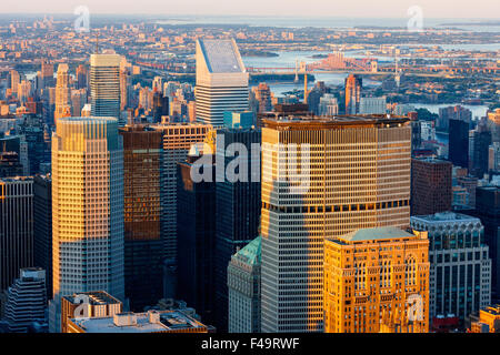 Vista aérea de los rascacielos de Manhattan al atardecer. La Ciudad de Nueva York. Ee.Uu.