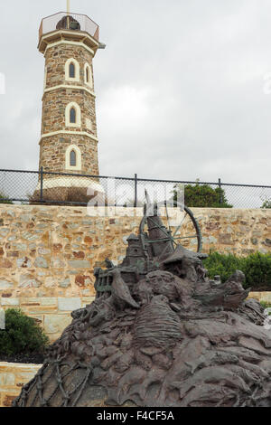 Una escultura de bronce en frente de la torre de bolas tiempo de semáforo. Foto de stock