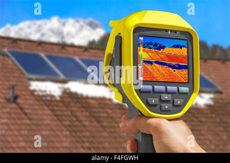 Grabación de paneles solares fotovoltaicos en el techo Casa con cámara térmica Foto de stock