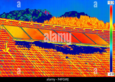 Thermovision imagen de paneles solares fotovoltaicos en el techo Casa Foto de stock