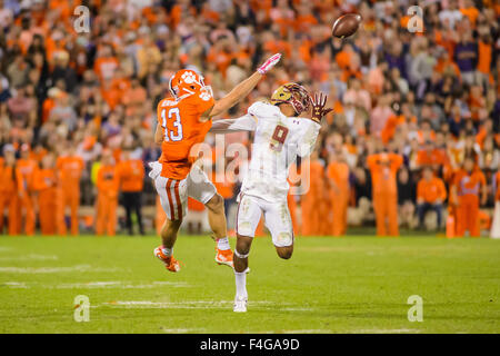 Clemson Tigers receptor ancho Renfrow Hunter (13) defendido por Boston  College Eagles back defensivo John Johnson (9). Johnson se denomina  interferencia de pase en el juego durante la NCAA Football juego entre  Boston College y Clemson en el 