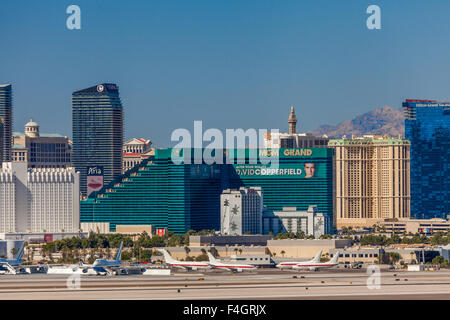 Area 51 'Janet' planos con los hoteles de la Strip de Las Vegas detrás Foto de stock