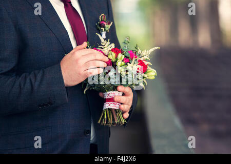 Bouquet Rosa Boda en manos del novio Foto de stock