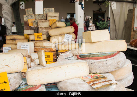 Moncalvo, Italia - Octubre 18,2015: acercamiento de queso italiano con etiquetas de precios relativos en la feria de la trufa Moncalvo. Foto de stock