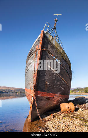 Viejo barco pesquero arrastrados hasta las orillas del Loch Linne, Fort William, Highlands, Scotland, Reino Unido Foto de stock