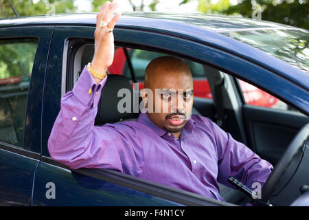 El hombre enojado en su coche Foto de stock
