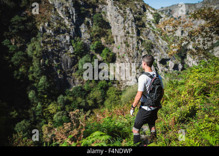 España, Galicia, A Capela, Ultra Trail Runner en el cañón del río Eume Foto de stock