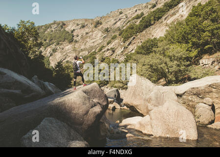 España, Galicia, A Capela, Ultra Trail Runner bebiendo en el cañón del río Eume Foto de stock