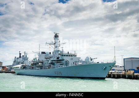 HMS Lancaster (F229) en HM Royal de la Base Naval de Portsmouth, Inglaterra durante una reposición en 2012.Inglaterra durante una reposición en 2012. Foto de stock