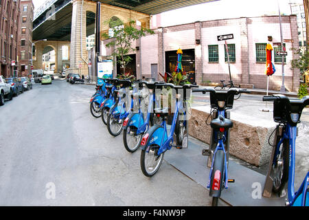 Citi ALQUILER DE BICICLETAS Las bicicletas se alinearon en DUMBO, barrio de Brooklyn, New York City Foto de stock