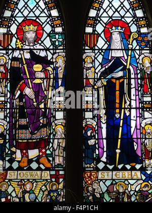 St St Oswald y Ebba Vidriera detalle en St Beadnell Ebbas Iglesia en Northumberland, Inglaterra