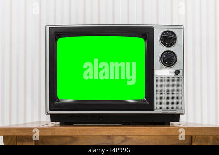 TV retro. TV portátil. TV monocroma antigua. Aísle sobre un fondo blanco  Fotografía de stock - Alamy