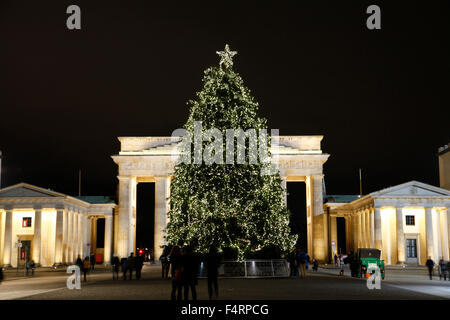 Árbol de navidad en la puerta de Brandenburgo en Berlín. Foto de stock