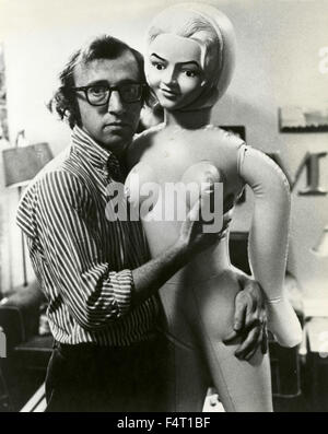 El director y actor estadounidense Woody Allen con una muñeca de goma, EE.UU.