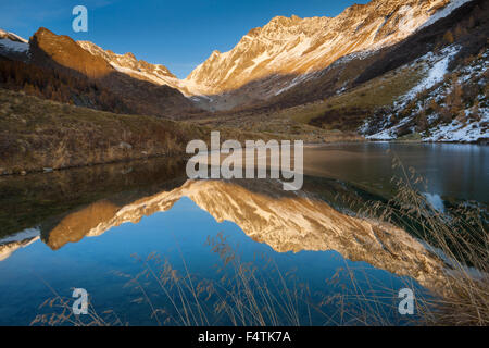 Lago básicos, Suiza, cantón Valais Lötschental, lago de montaña, el lago, la reflexión, el otoño Foto de stock