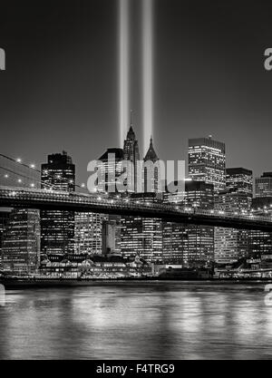 El homenaje a la luz, en el Bajo Manhattan con iluminada rascacielos del distrito financiero, la ciudad de Nueva York Foto de stock
