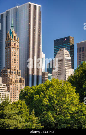 Verano vista de los rascacielos de Manhattan y al sureste de Central Park, la ciudad de Nueva York Foto de stock