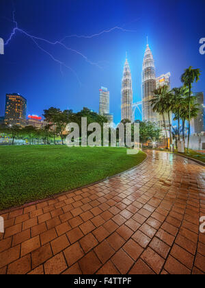 Kuala Lumpur Paisaje nocturno en el parque, Malasia. Foto de stock