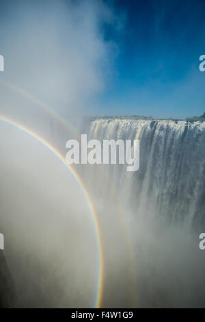 Victoria Falls, Zimbabwe - Cataratas Victoria Falls con arco iris