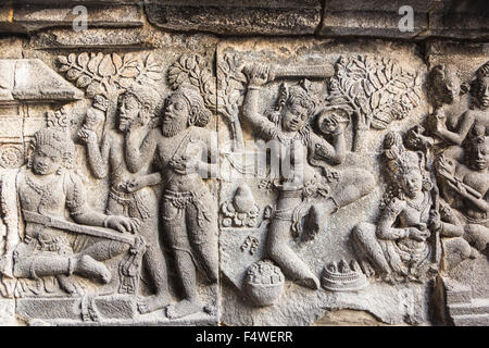 Bajorrelieve mostrando la mitología hindú de Prambanan, templo en Yogjakarta, Java, Indonesia Foto de stock