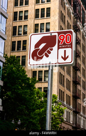Signo de idioma internacional - Parking de pago durante 90 minutos visto en el centro de Portland, Oregón Foto de stock
