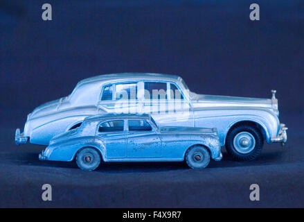 Dos modelos de Rolls Royce en perfil sobre fondo azul oscuro. Foto de stock