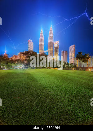 Kuala Lumpur Paisaje nocturno en el parque, Malasia Foto de stock