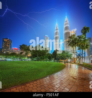 Kuala Lumpur Paisaje nocturno en el parque, Malasia Foto de stock