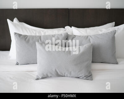 Almohadones decorativos de acuerdo con cama dormitorio lámparas y mesitas de  noche Fotografía de stock - Alamy