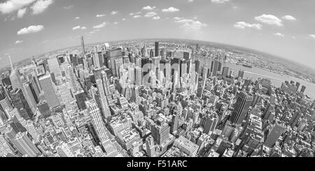 Lente ojo de pez blanco y negro vista aérea de Manhattan, Nueva York, Estados Unidos.
