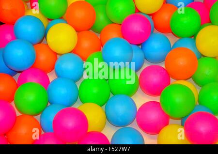 Vivid neón brillante rosa, naranja, amarillo, verde y azul bolas