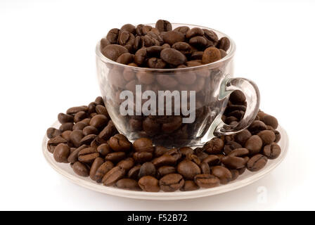 Taza de café llena de granos de café. Foto de stock
