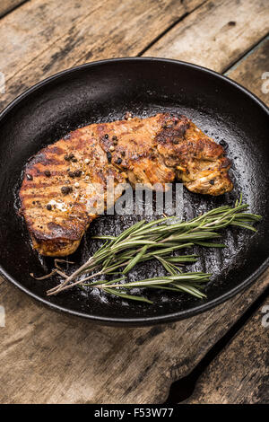 Bistec asado con montón de romero en la parrilla. Menú de carne y la receta  antecedentes Fotografía de stock - Alamy