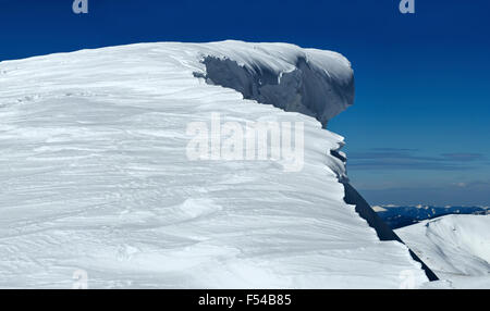 Cima de la montaña en invierno con nieve saliente de hadas cap Foto de stock