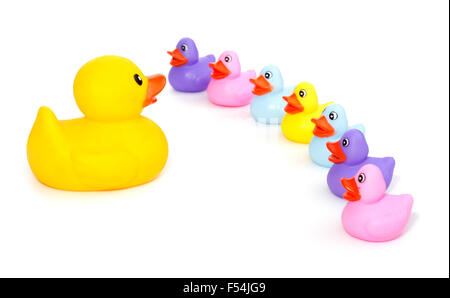 Pato de goma grandes hablando delante de poco patitos de goma - concepto para liderar o enseñanza